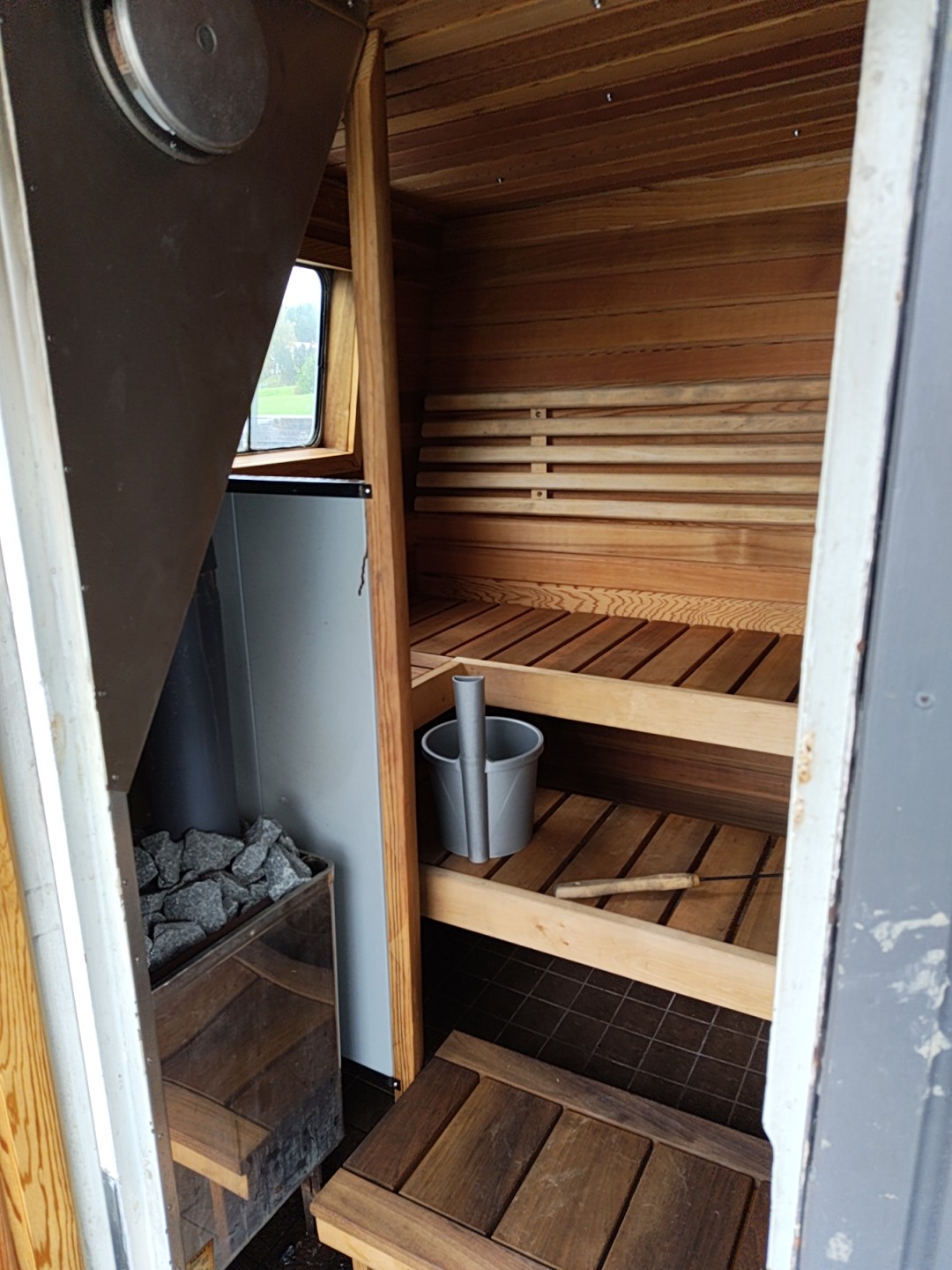 Holzbeheizte Sauna an Bord des Bootes mit Holzbänken und Ofen