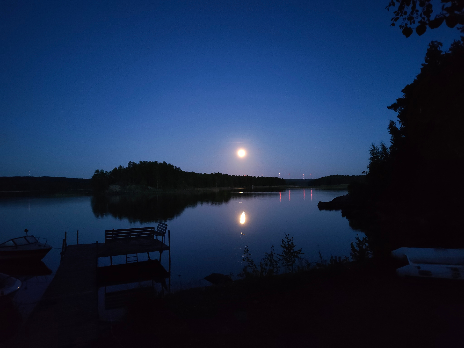 Lago finlandés iluminado por la luz suave de una noche de verano