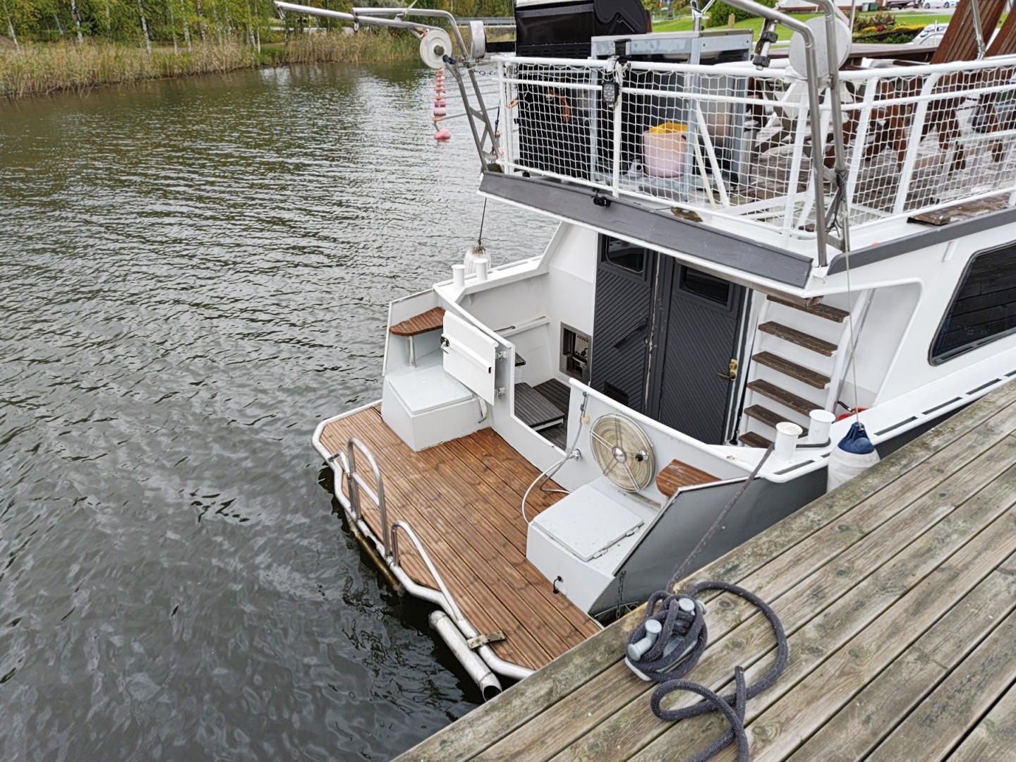 Badeplattform am Heck des Bootes mit Stufen direkt in den See
