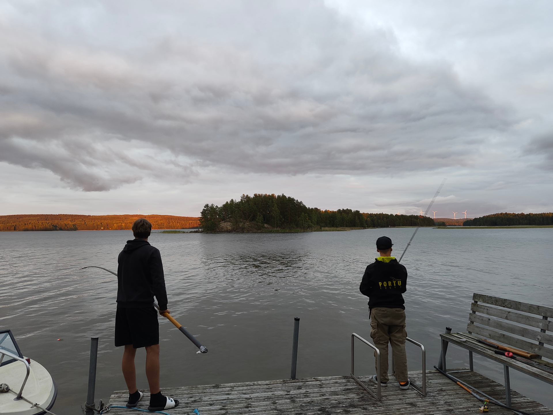 Niños pescando juntos en un lago de Finlandia durante el verano